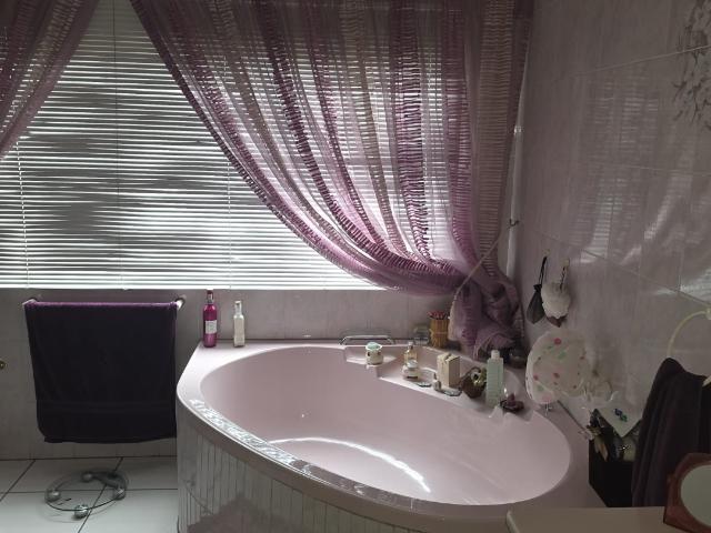 3 Bedroom House For Sale in Die Heuwel