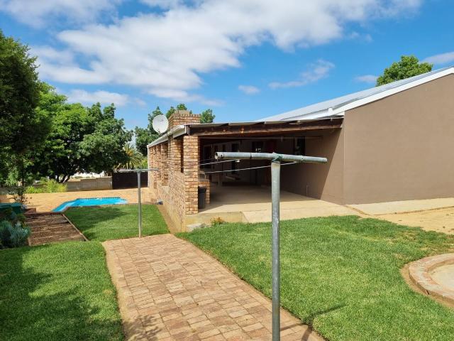 3 Bedroom House For Sale in Die Wingerd