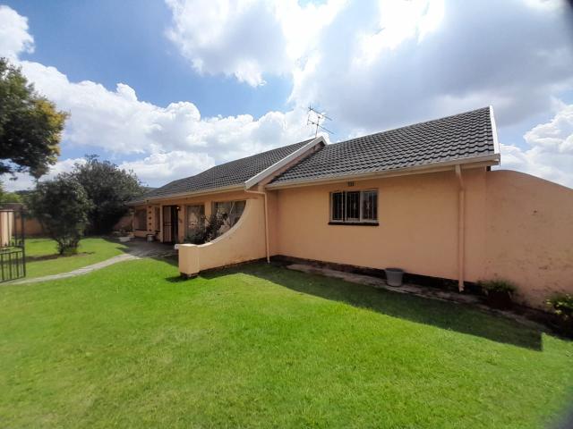 3 Bedroom House For Sale in Diepkloof