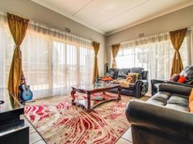 3 Bedroom House For Sale in Edleen