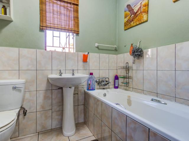 3 Bedroom House For Sale in Esther Park