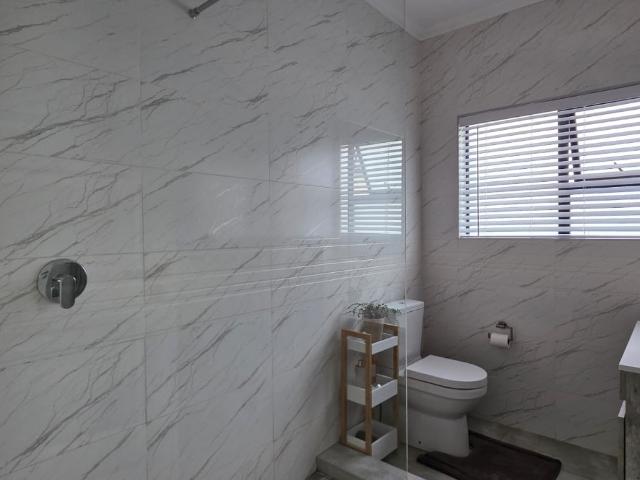 3 Bedroom House For Sale in Everglades Estate
