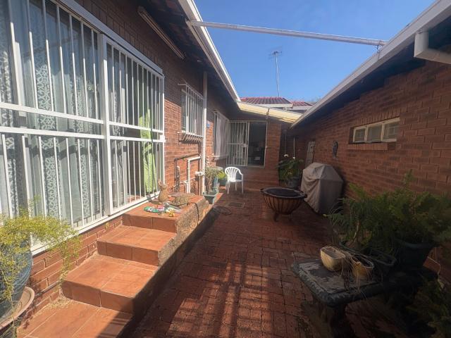 3 Bedroom House For Sale in Faerie Glen