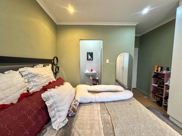 3 Bedroom House For Sale in Fairview