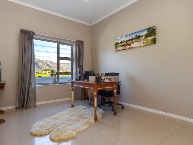 3 Bedroom House For Sale in Fairview Golf Estate