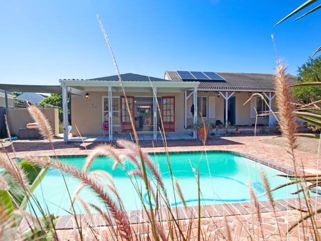 3 Bedroom House For Sale in Kommetjie