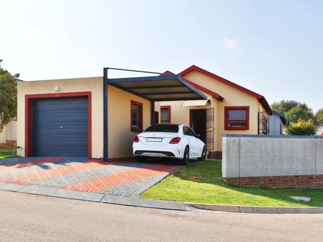 3 Bedroom House For Sale in Kosmosdal