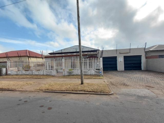 3 Bedroom House For Sale in Krugersdorp West