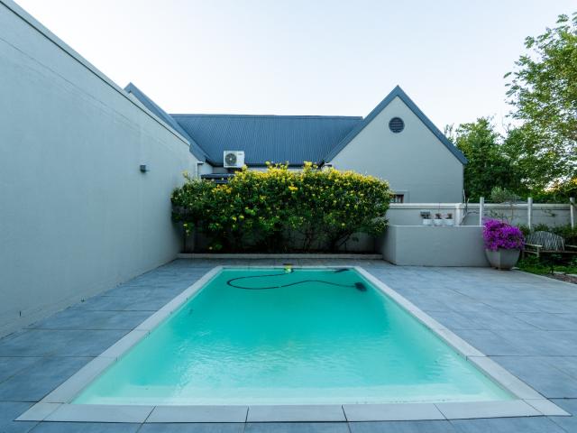 3 Bedroom House For Sale in Hoog En Droog