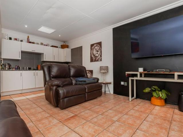 3 Bedroom House For Sale in Hazelpark