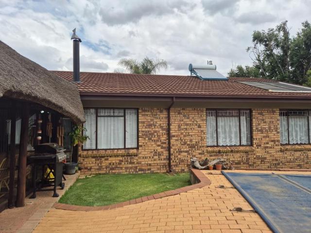3 Bedroom house for sale in Heuwelsig, Bloemfontein