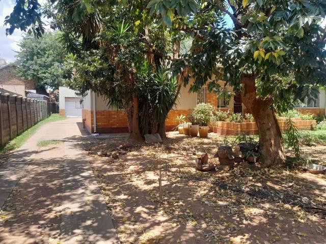 3 Bedroom House For Sale in Oos Einde