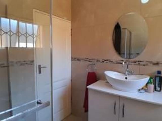 3 Bedroom House For Sale in Oos Einde