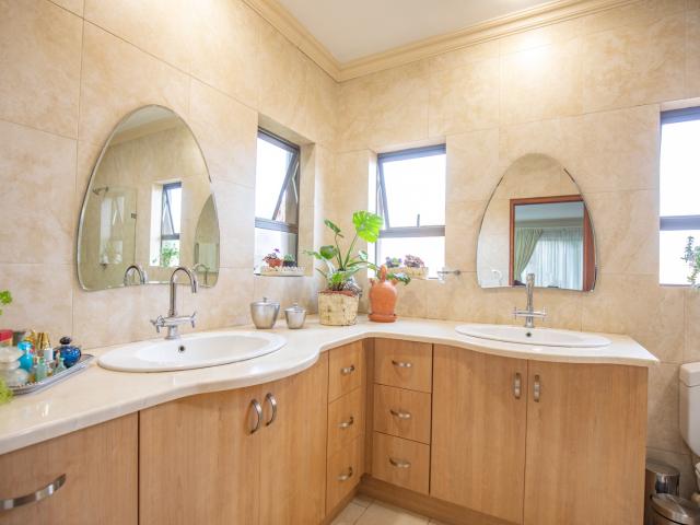 3 Bedroom House For Sale in Olympus AH
