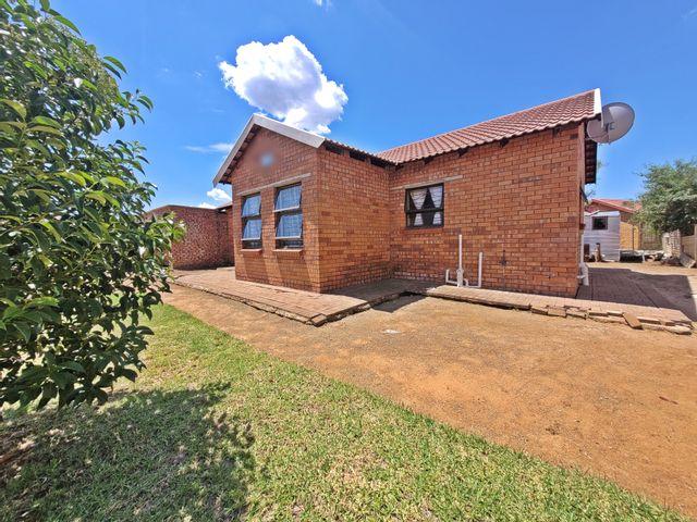 3 Bedroom House For Sale in Lourierpark