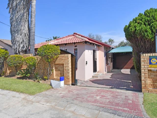 3 Bedroom House For Sale in Lombardy East