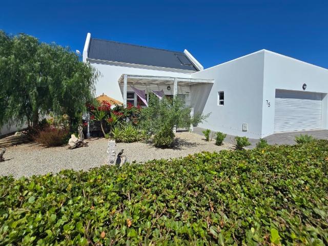 3 Bedroom House For Sale in Lampiesbaai