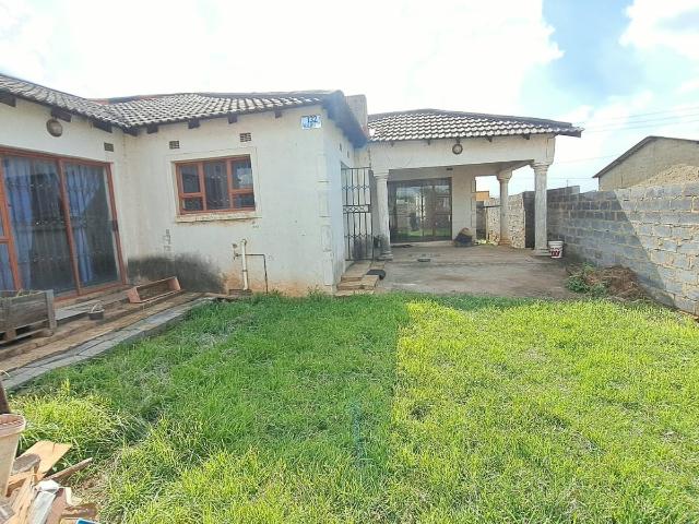 3 Bedroom House For Sale in Lehae
