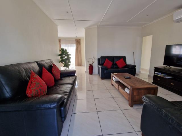 3 Bedroom House For Sale in Lincoln Meade