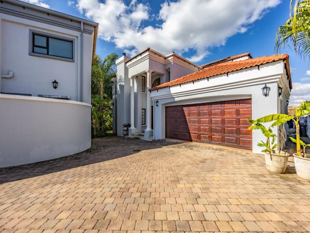 3 Bedroom House For Sale in Moreleta Park
