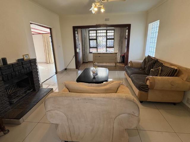 3 Bedroom House For Sale in Mackenzie Park