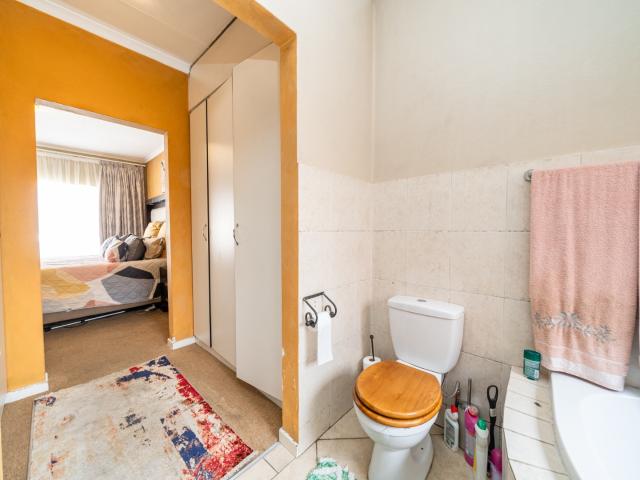 3 Bedroom House For Sale in South Crest