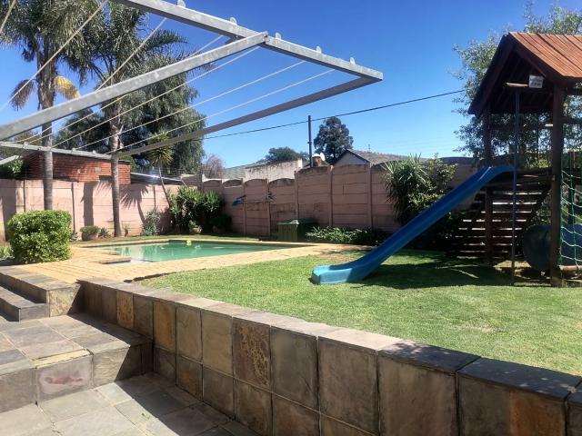 3 Bedroom House For Sale in South Crest