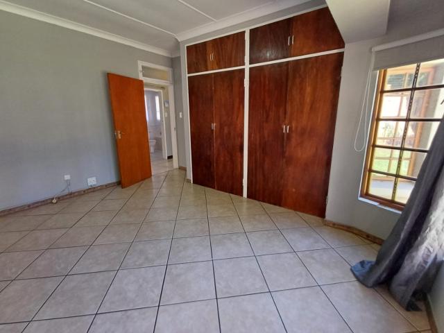 3 Bedroom House For Sale in South Crest