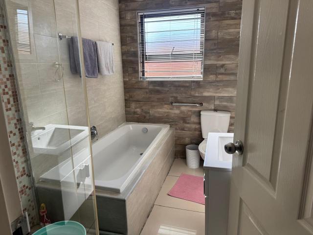 3 Bedroom House For Sale in South Crest