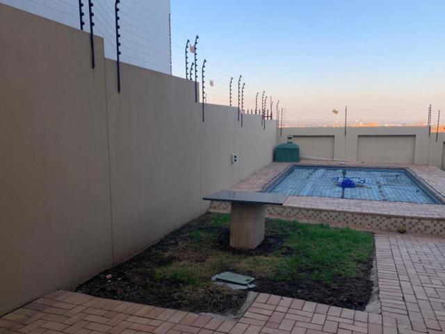3 Bedroom House For Sale in South Crest