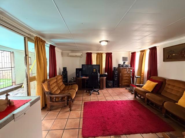 3 Bedroom House For Sale in South Ridge