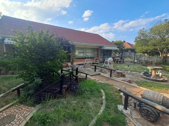 3 Bedroom House For Sale in Songloed