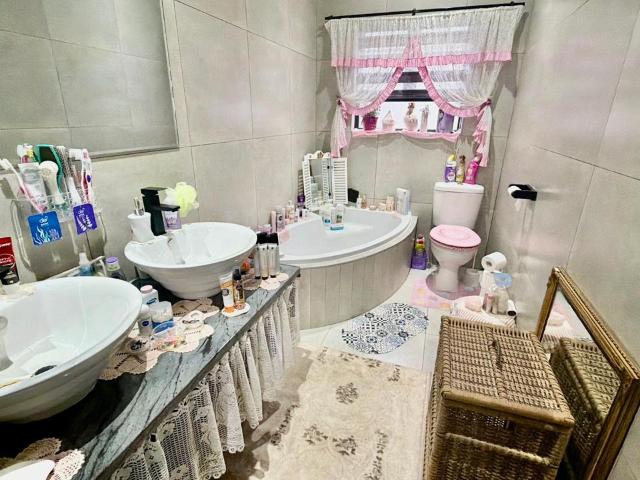3 Bedroom House For Sale in Songloed