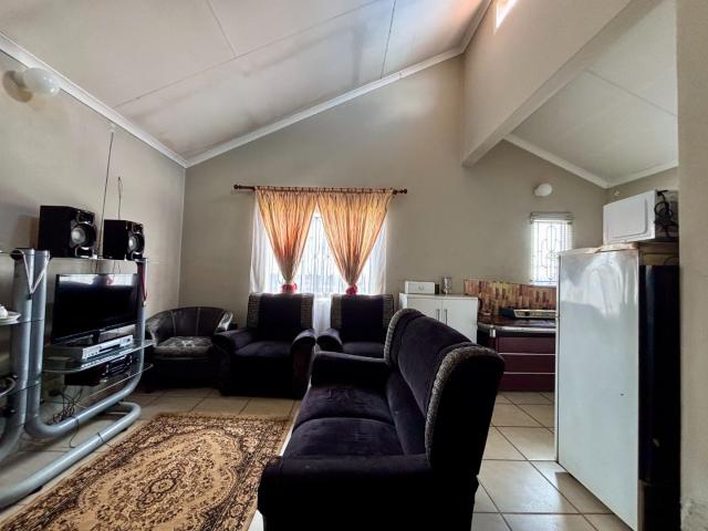 3 Bedroom House For Sale in Savanna City