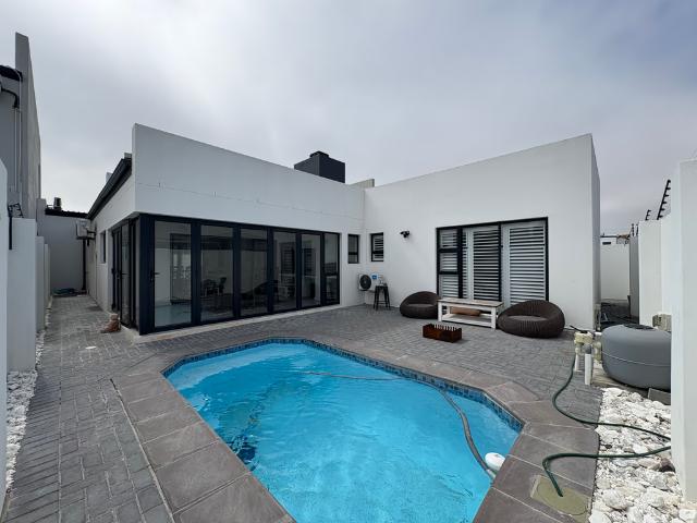 3 Bedroom House For Sale in Sandown