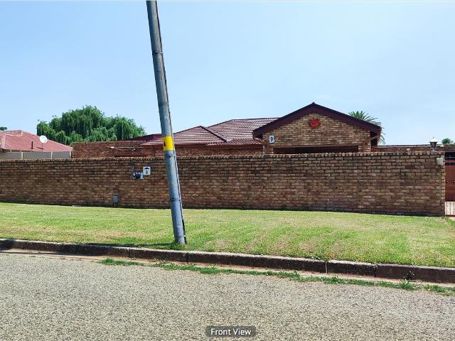 3 Bedroom House For Sale in Selection Park