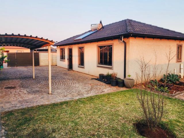 3 Bedroom House For Sale in Sky City