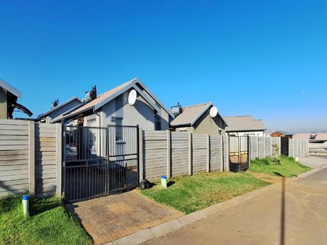 3 Bedroom House For Sale in Sky City