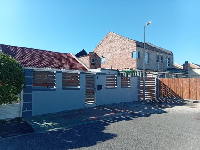 3 Bedroom House For Sale in Strandfontein