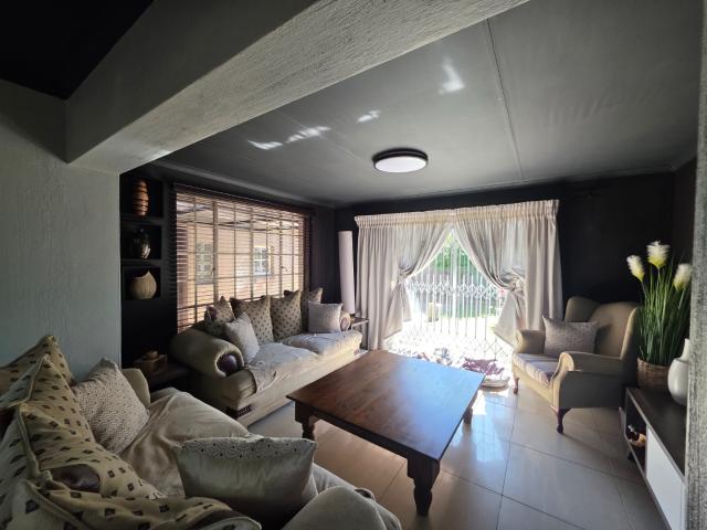 3 Bedroom House For Sale in Sunward Park