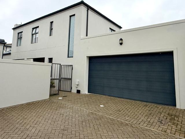 3 Bedroom House For Sale in Parklands North
