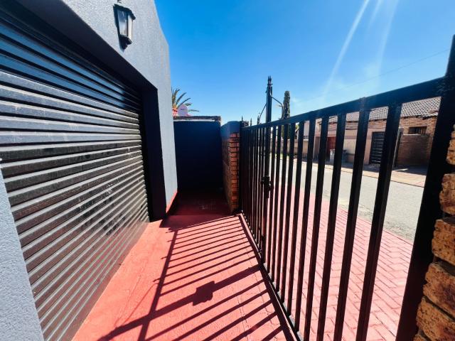 3 Bedroom House For Sale in Protea North
