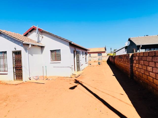 3 Bedroom House For Sale in Protea Glen