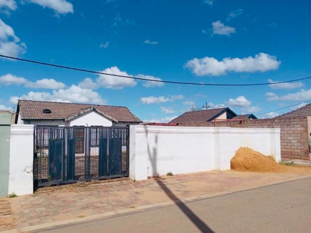 3 Bedroom House For Sale in Protea Glen