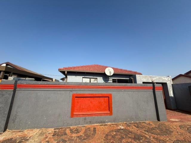3 Bedroom House For Sale in Protea Glen