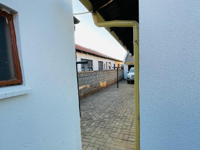 3 Bedroom House For Sale in Protea Glen