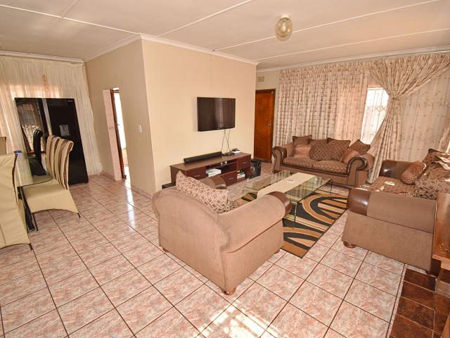 3 Bedroom House For Sale in Rondebult