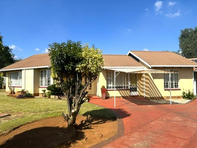 3 Bedroom House For Sale in Roodekop