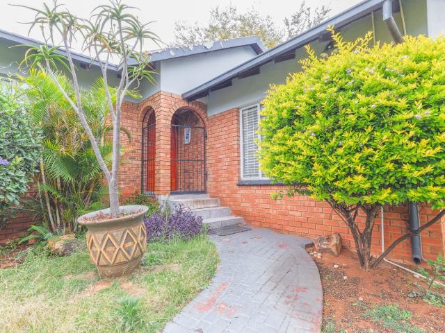3 Bedroom House For Sale in Rooihuiskraal