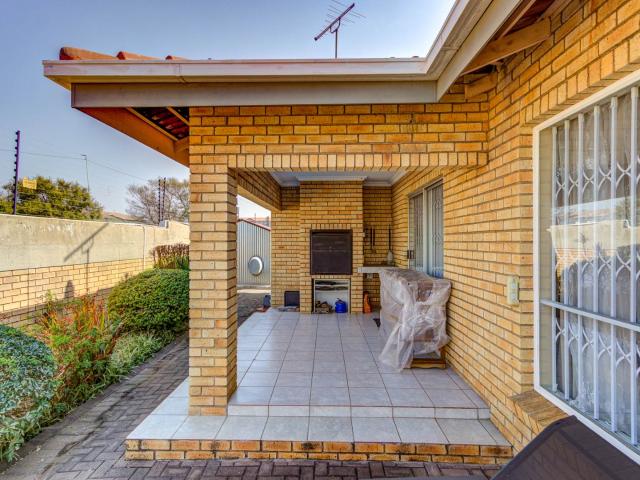 3 Bedroom House For Sale in Ravenswood